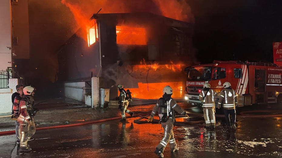 Esenyurt'ta İş Yeri Yangını: Lastikçi Dükkanında Çıkan Felaket, 5 İş Yerine Zarar Verdi