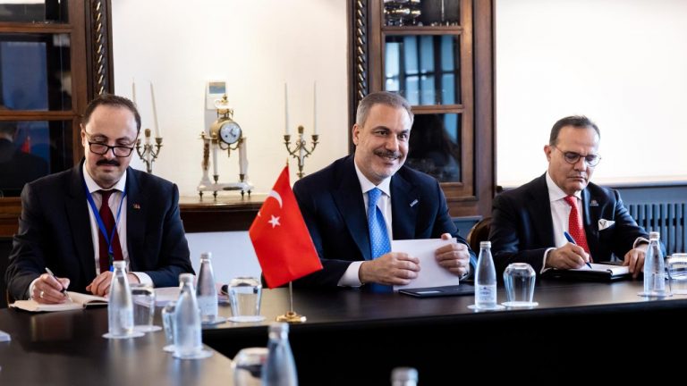 Bakan Fidan Üsküp’te çok sayıda mevkidaşıyla görüştü