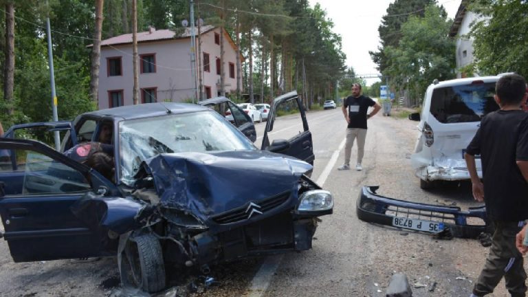 Tokat’ta otomobil park halindeki otomobile çarptı, 4 kişi yaralandı