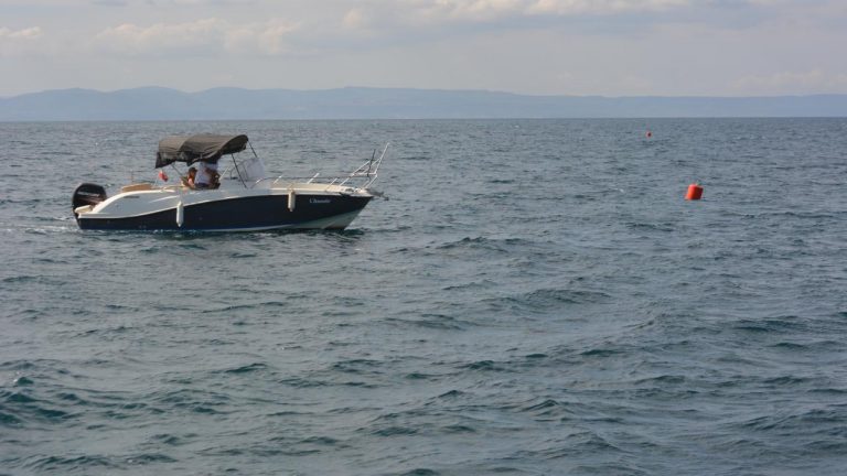 Denizin akciğerlerini koruyan tekne bağlama şamandırası desteği