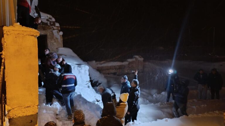 Balkon çatısı çöken evde mahsur kalan çift kurtarıldı