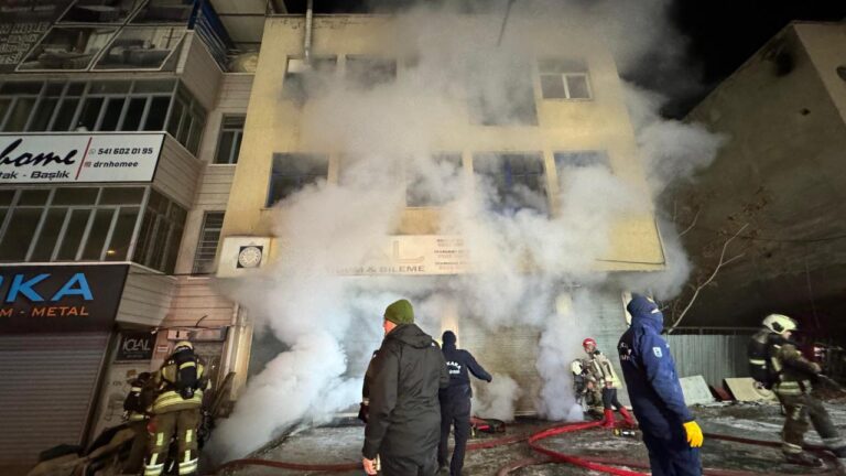 Ankara’daki mobilya seminerinde yangın çıktı
