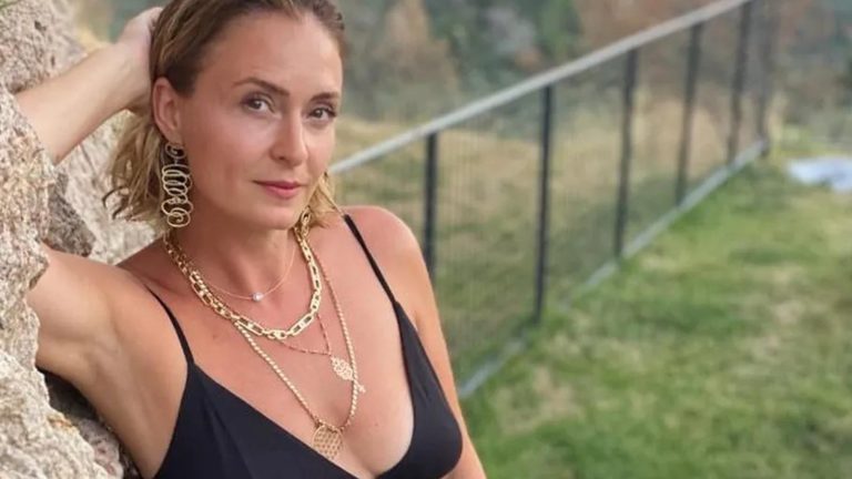 Ceyda Düvenci ayna karşısında fiziği sergiledi!